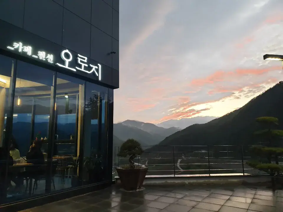 해 질 무렵 노을을 배경으로 선 카페 외관