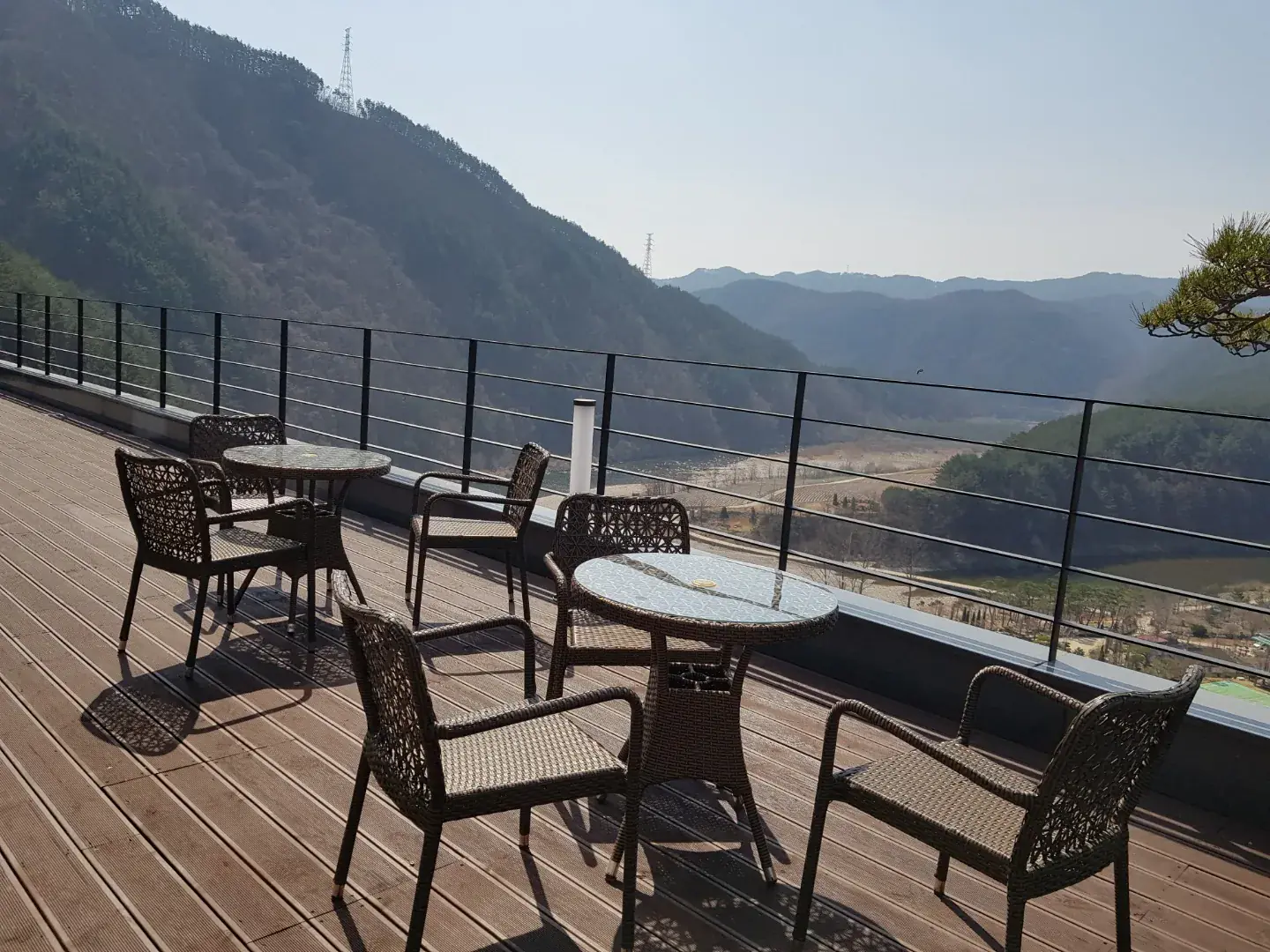 강과 산을 마주 보는 카페 오로지의 야외 테라스 좌석