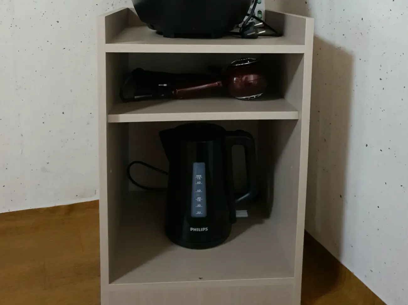 전기밥솥과 헤어드라이어, 전기포트가 칸마다 놓인 나무 선반
