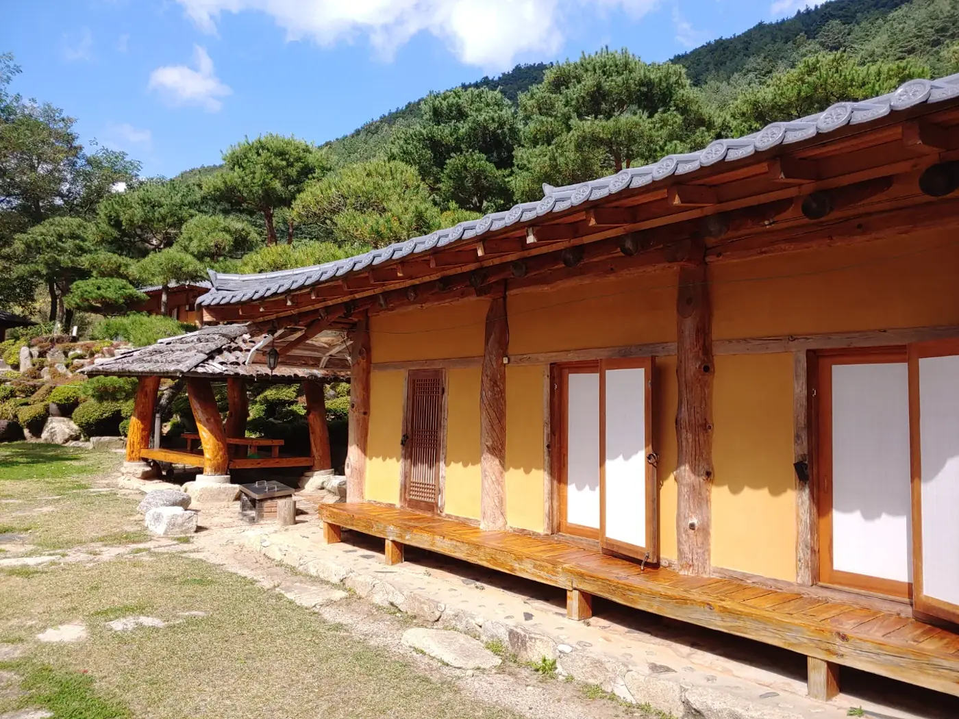 툇마루와 개별 정자를 갖춘 황토 독채의 외관