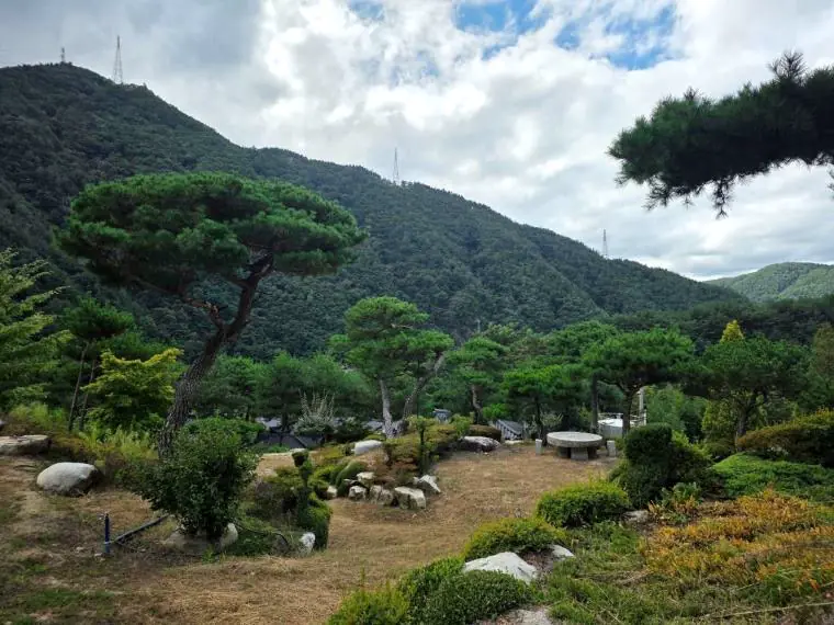 산을 마주 보고 놓인 둥근 돌 탁자